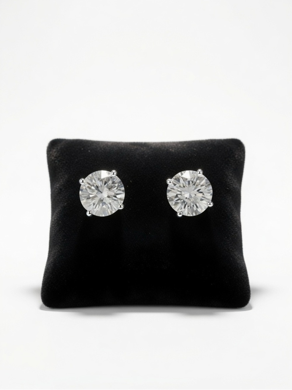 NWT S925 Sterling Silver Moissanite Stud Earrings